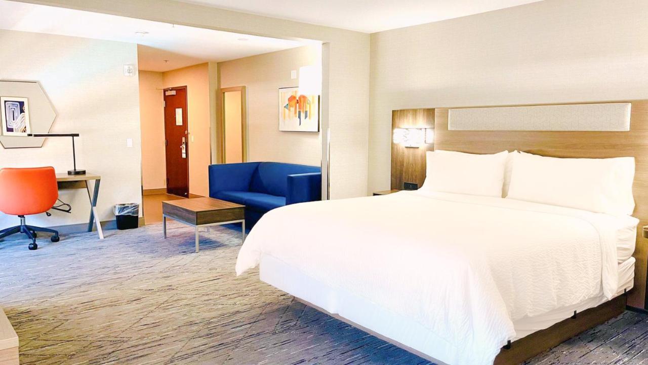 Express & Frazier Park By Ihg Hotel 2*