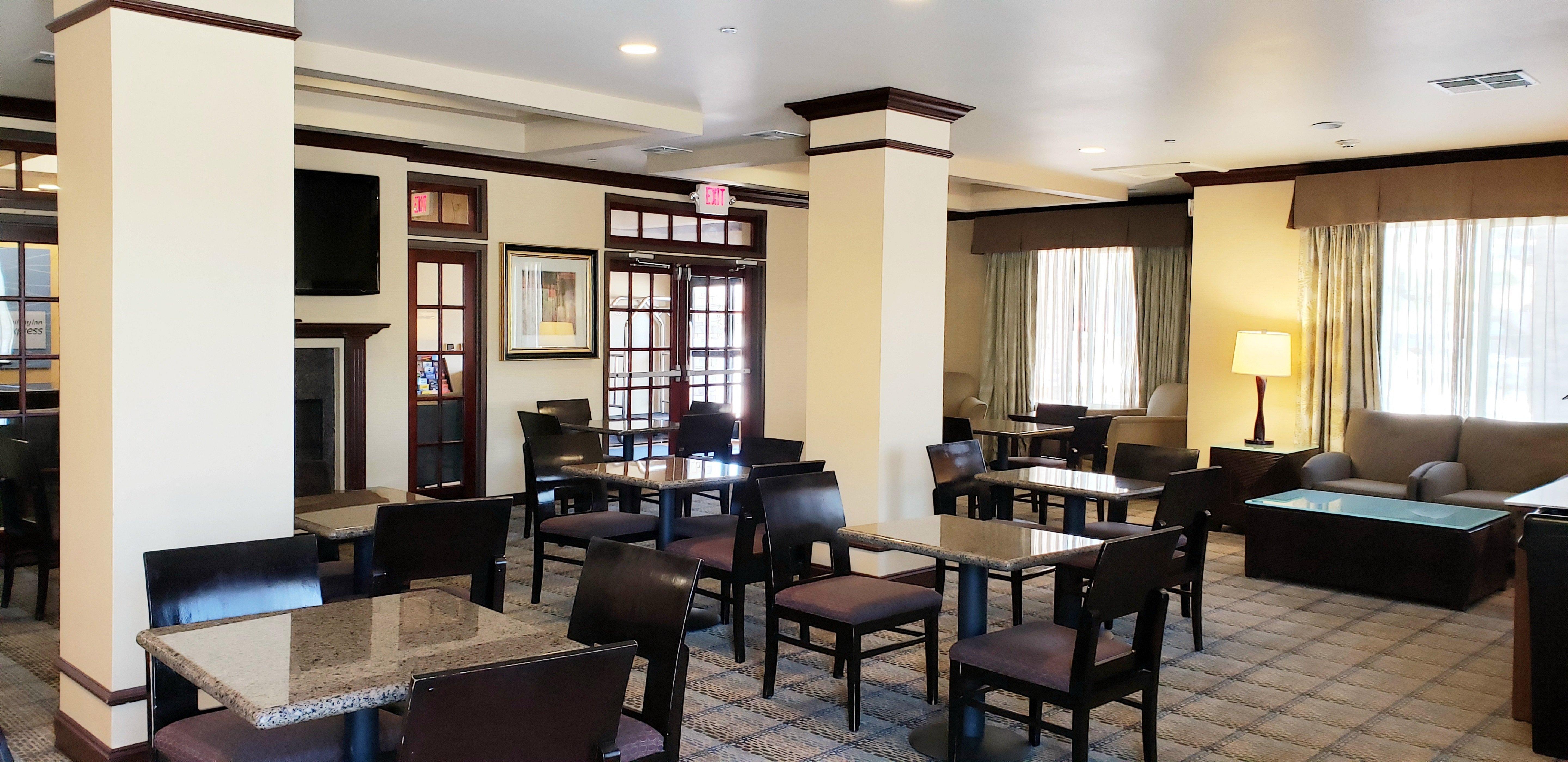 Express & Frazier Park By Ihg Hotel 2*