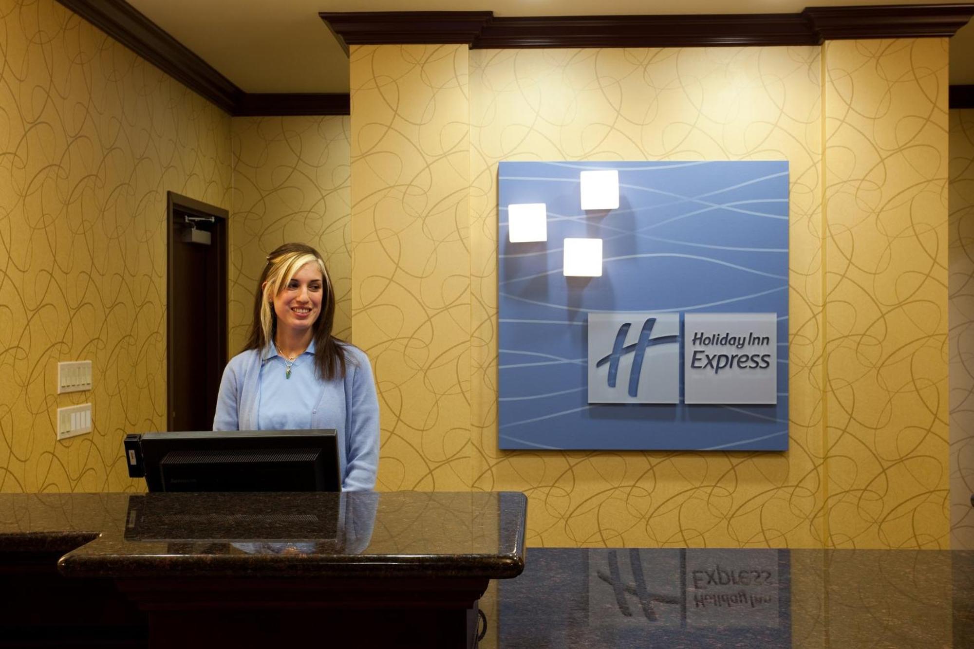 Express & Frazier Park By Ihg Hotel 2*