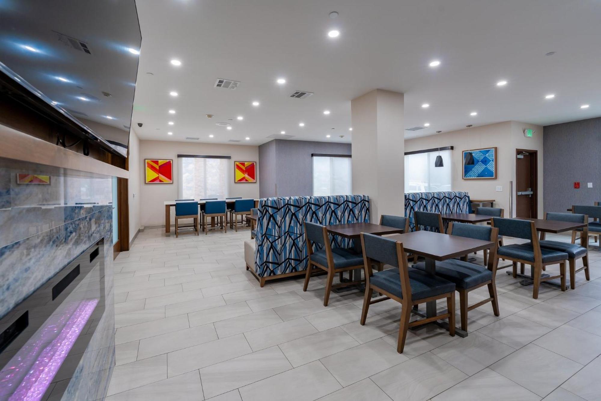 Express & Frazier Park By Ihg Hotel 2*